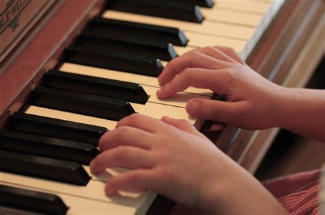 File:Piano practice hands.jpg - Wikimedia Commons