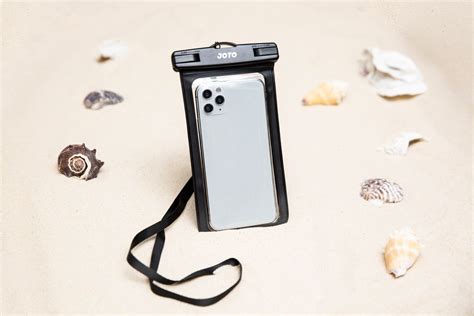 The 8 Best Waterproof Phone Pouches of 2022 | Tested by TripSavvy