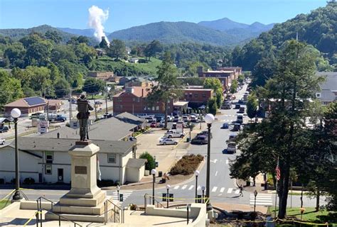 Exploring Downtown Sylva, North Carolina - The GloveTrotters!