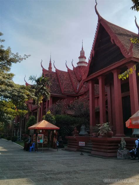 Phnom Penh - national museum 2 - Jonathan Lee