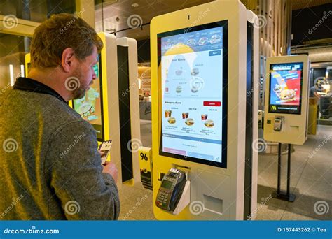 Kioscos De Autopedido En McDonald's Fotografía editorial - Imagen de ...