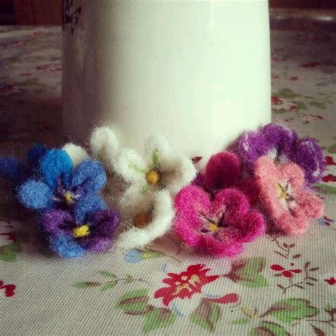 tiny needle felted flowers | Needle felting diy, Felt flowers, Felting projects