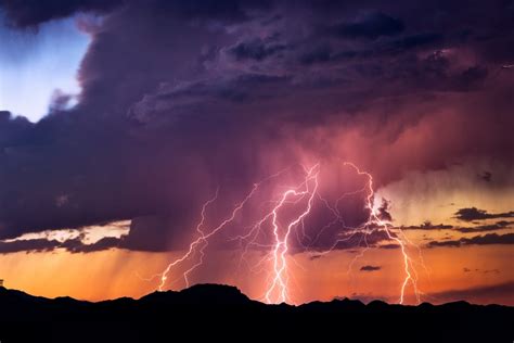 Top 32+ imagen lightning colors - abzlocal fi