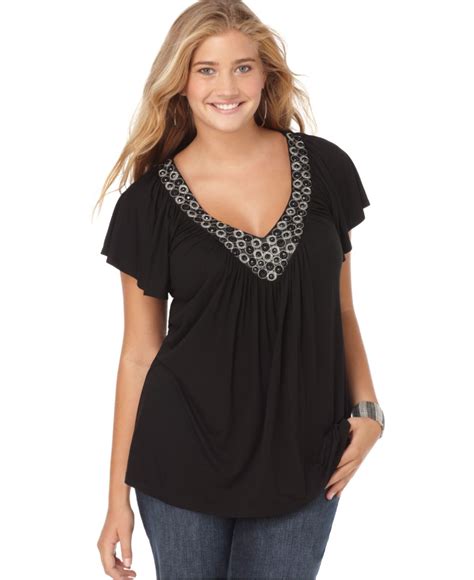 Best Form-Flattering Necklines in Tops For Plus Size Women - Lurap Clothing