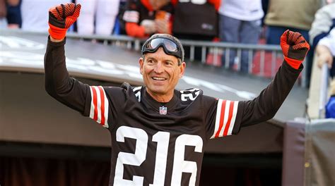 Browns great Bernie Kosar gushes over Taylor Swift’s homemade cinnamon ...