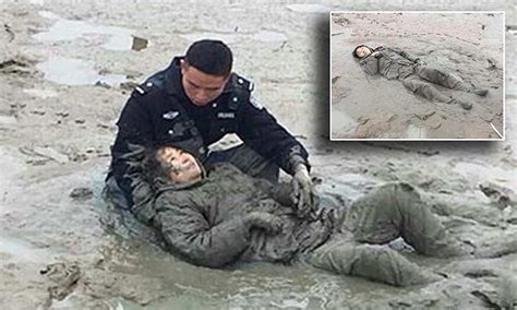 Chinese police rescues Alzheimer's woman stucking in mud | Daily Mail Online