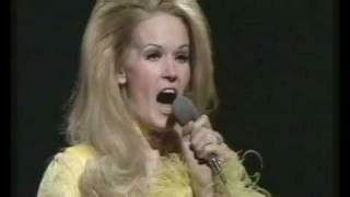 Lynn Anderson - I Beg Your Pardon, I Never Promised You A Rose Garden Chords (BBC Top Of The ...