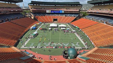 Generations of Aloha Stadium fans gather for one last hurrah