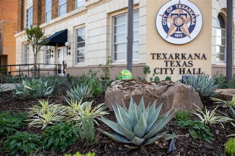 Volunteers step up to give City Hall a landscaping redo | Texarkana Gazette