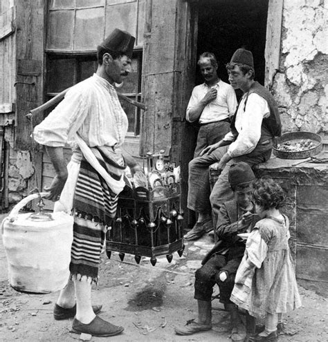 Hokey-pokey Everywhere – 20 Interesting Vintage Photos Show Mobile Ice Cream Vendors over the ...