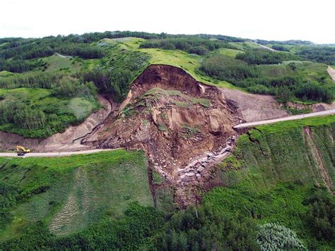 Tehran exposed to landslide, land subsidence - Tehran Times