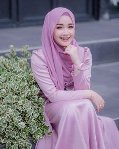 Baju Kurung Kelabu Tudung Warna Sesuai - Brandy Nicholson