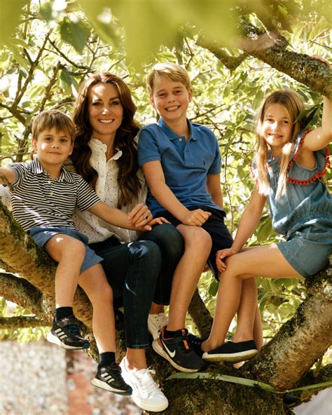 The Prince and Princess of Wales Share a Charming New Family Portrait ...