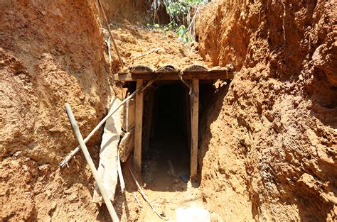 Zimbabwe gold mine collapse leaves 11 miners trapped | The Guardian ...