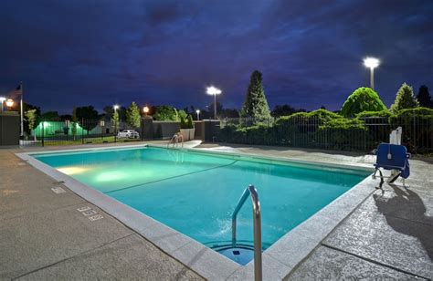 Hotel Amenities - DoubleTree by Hilton St. Louis Airport