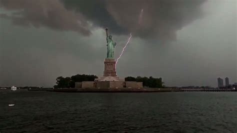 Lightning at the Statue of Liberty : interestingasfuck