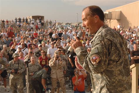 Lee Greenwood entertains troops on Patriotic World Tour > Air Force ...