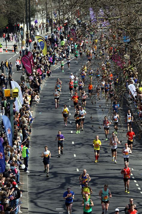 File:2013 London Marathon at Victoria Embankment (1).JPG - Wikimedia Commons