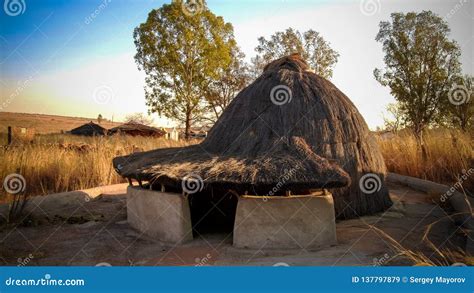 Traditionele Ndebele-hut in Botshabelo Dichtbij Mpumalanga, Zuid-Afrika Stock Afbeelding - Image ...