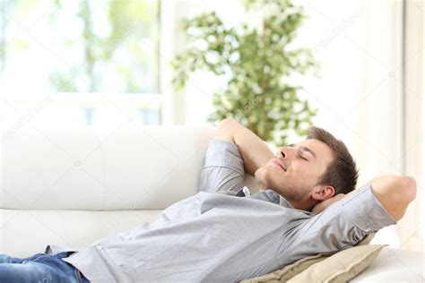 Hombre relajado descansando en un sofá en casa: fotografía de stock ...