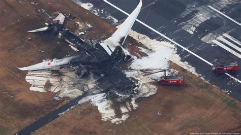 Japan launches probe into Tokyo runway plane crash – DW – 01/03/2024