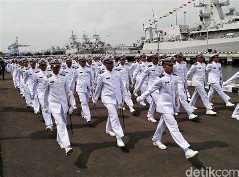 Potret Defile TNI Angkatan Laut di Hari Armada 2019