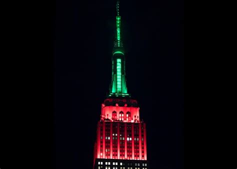 The Empire State Building Lights Up For the Christmas Spectacular | The ...