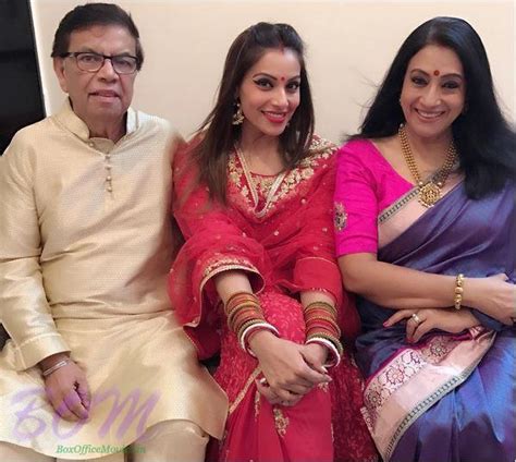 Bipasha Basu with her Father and Mother photo - Bipasha Basu with her ...