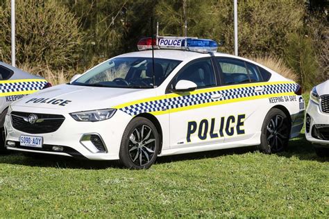 HOLDEN’S NEW COMMODORE RECRUITED BY SA POLICE - JUST CARS