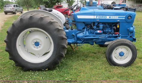 Ford 3600 tractor in Mound Valley, KS | Item F6987 sold | Purple Wave