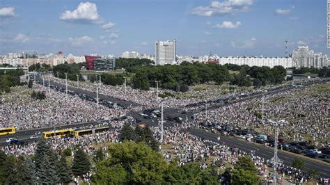 Belarus: Tens of thousands protest in Minsk, as Lukashenko holds rival ...