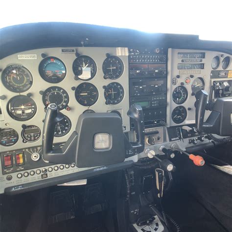 Cessna 210L Centurion cockpit. | Aviao