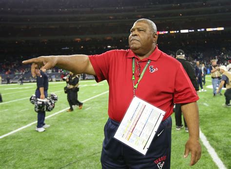 Texans' Romeo Crennel Retires