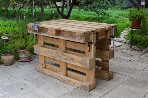 Workbench Made With 3 Pallets, No Tools, No Nails, No Screws | Wood pallet projects, Pallet diy ...