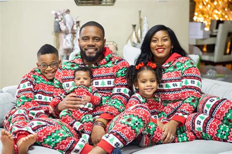 Download Black Family Christmas Pictures 2048 x 1365 | Wallpapers.com