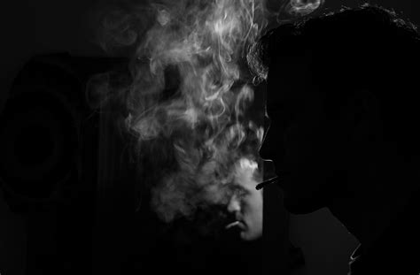 Fotos gratis : hombre, ligero, en blanco y negro, de fumar, oscuridad, monocromo, captura de ...