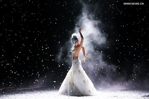 Chinese dancing master Yang Liping performs drama "Peacock of Winter ...