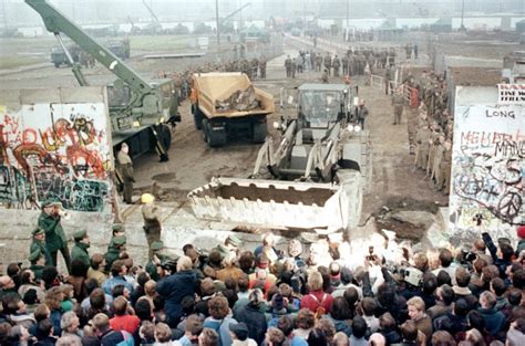 The Fall of Berlin Wall – When did the wall come down and why was it ...