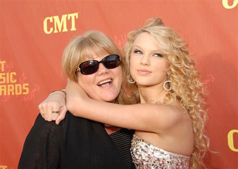 17 Sweet Pictures Of Taylor Swift & Her Mother Andrea Finlay | Global Grind