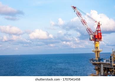 574 Pedestal crane Images, Stock Photos & Vectors | Shutterstock