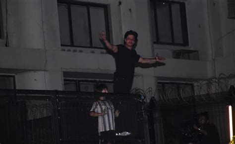 Shah Rukh Khan Greets Fans Outside Mannat On 57th Birthday. See Pics ...