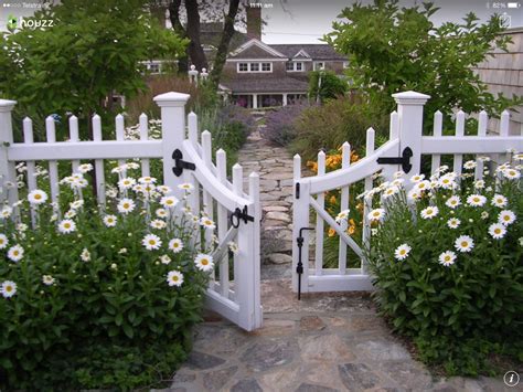 Pin by Andrew Partridge on Hamptons gardens | Backyard fences, Fence ...