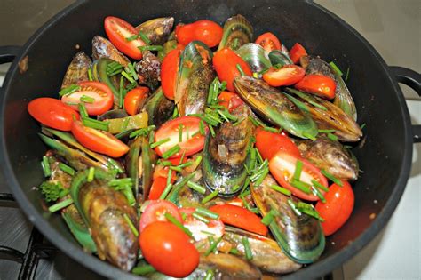 Green Lip Mussels in Tomato and Capsicum Sauce | The Cooking Wardrobe | Kochrezepte, Grillgemüse ...