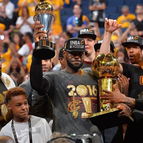 the lakers players are holding their trophies in front of an arena full ...