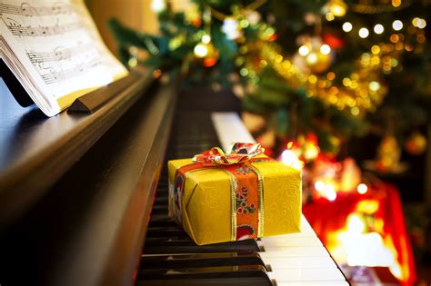 Best 15 Christmas Songs to Learn on the Piano