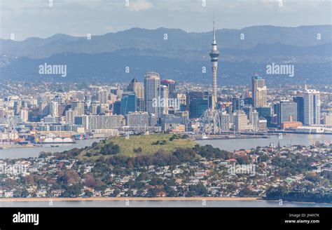 auckland the capital of new zealand with its impressive skyline Stock ...