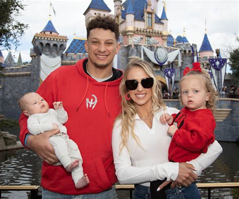 Patrick Mahomes and Brittany Matthews post family portraits