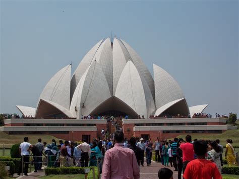 CHINAR SHADE : THE BAHAI LOTUS TEMPLE IN INDIA