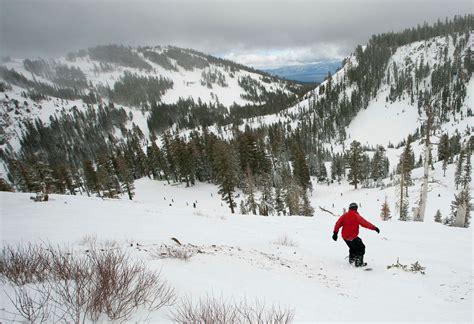 Avalanche at Lake Tahoe resort kills 1 skier, injures 1 | The Seattle Times