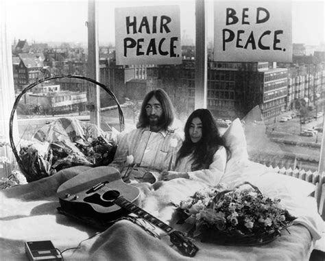 John Lennon And Yoko Ono Protesting Against War And Violence - Grazia